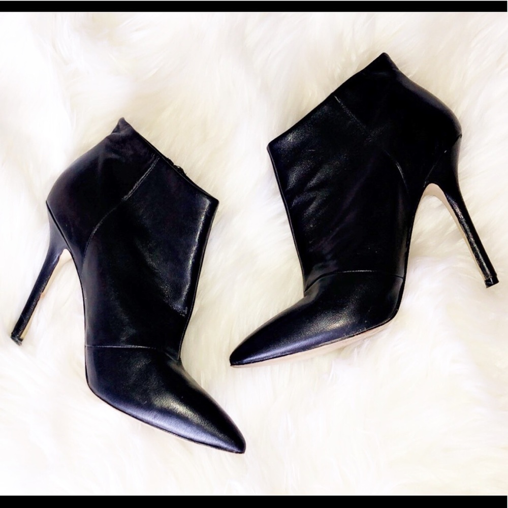 BOUTIQUE 9 Black Leather Heel Booties